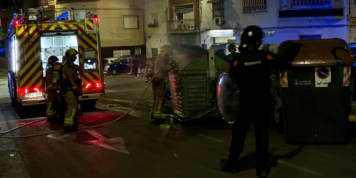 Bombers, actuant per apagar un incendi. Autor: J.d.A.