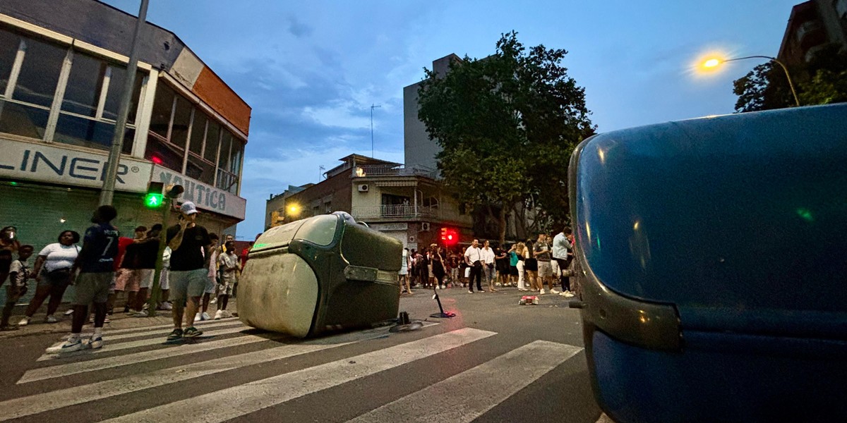 Contenidors bolcats a la carretera de Barcelona. Autor: J.d.A.