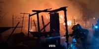 Incendi en una zona de barraques prop de la carretera de Terrassa. Font: Bombers via X.