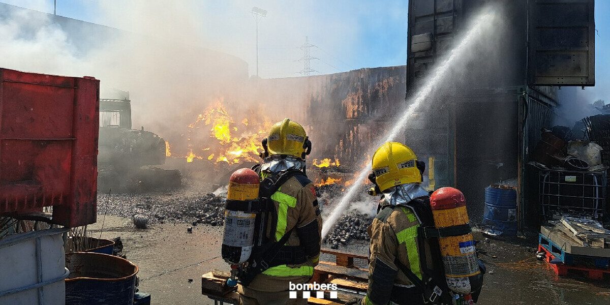 Bombers treballant en l'extinció de l'incendi a Rubí. Autor: cedida.