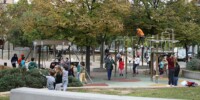 Jocs infantils a la Plaça de la Creu Alta, fa un temps. Autora: Alba G.