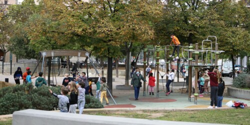Jocs infantils a la Plaça de la Creu Alta, fa un temps. Autora: Alba G.