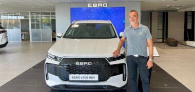 Jaume Arimany, director comercial d'EBRO Maas Orbeauto, al costat del nou EBRO S400.