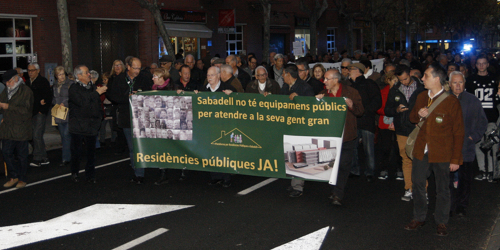 Foto portada: un moment de la manifestació, que ha anat de la Creu de Barberà fins el Centre. Autor: David B.