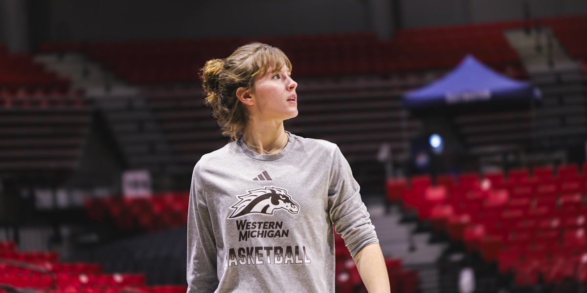 Foto de portada: la Marina Asensio, amb el seu equip, als EUA. @WMU_WBB, via X