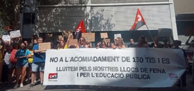 Foto portada: concentració a l'exterior de la seu del PSC del sindicat CGT.