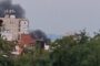 Un incendi causa una espessa fumarada visible des de mitja ciutat