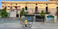 Un ciclista al carrer de l'Escola Industrial, on s'està produint l'enderroc de la dècada a Sabadell. Autor: J.d.A.
