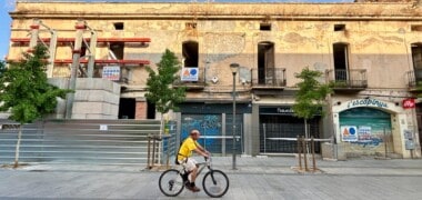 Un ciclista al carrer de l'Escola Industrial, on s'està produint l'enderroc de la dècada a Sabadell. Autor: J.d.A.