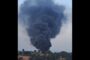 16 dotacions de Bombers per extingir un incendi, el fum del qual es fa molt visible des de Sabadell